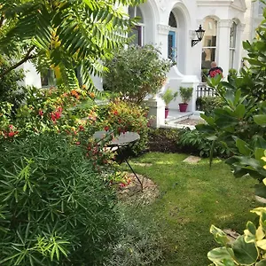 Victorian 5 Mins From The Sea Apartment
